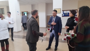 DEVA PARTİSİ ÖĞRETMENLER GÜNÜNDE GÜL DAĞITTI