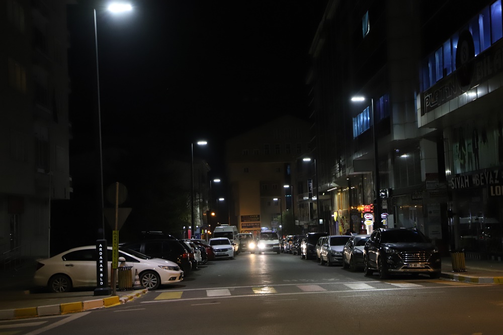 LİSE CADDESİ, YENİ AYDINLATMA DİREKLERİYLE HAYRANLIK UYANDIRIYOR