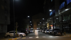 LİSE CADDESİ, YENİ AYDINLATMA DİREKLERİYLE HAYRANLIK UYANDIRIYOR