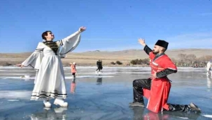 Buzla kaplı Çıldır Gölü'nde Kafkas gösterisi