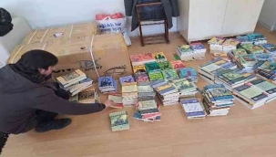 Çıldır'da öğrencilere karne hediyesi olarak kitap dağıtıldı