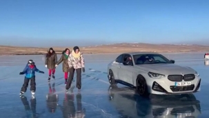 Çıldır Gölü'nde buz patencileri ile otomobilin performansı