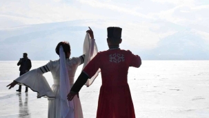 Çıldır Gölü üzerinde Kafkas gösterisi