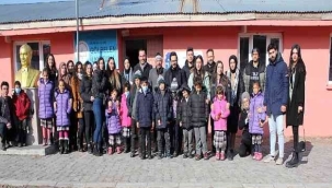 Sosyal bilimler öğrencileri minikleri kucakladı
