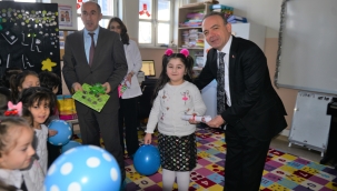Vali Öner, öğrencilerin karne sevinçlerine ortak oldu