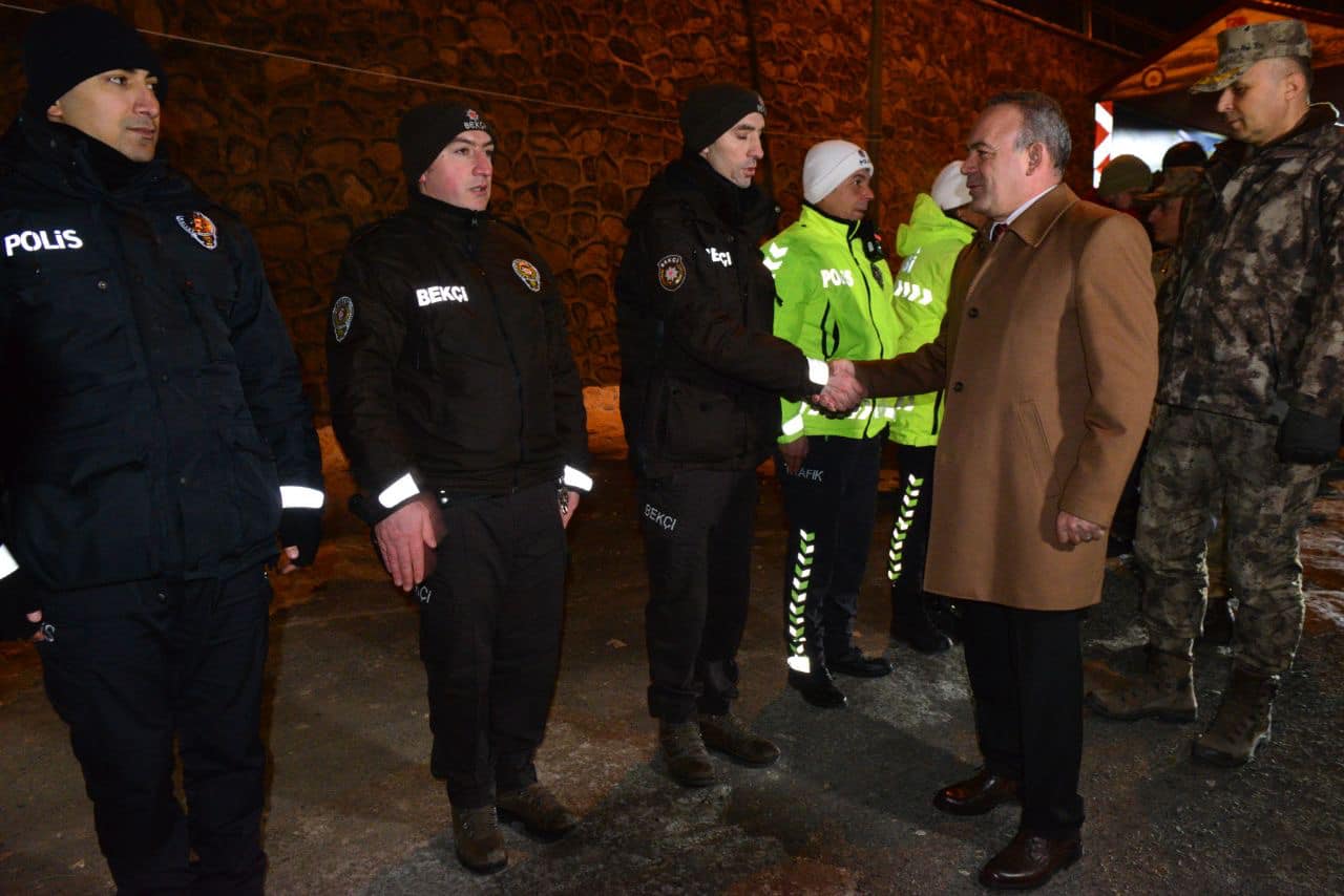 Vali Öner, yeni yıla eksi 16 derece soğukta görev yapan personelle girdi