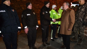 Vali Öner, yeni yıla eksi 16 derece soğukta görev yapan personelle girdi