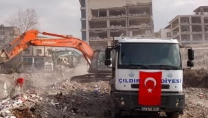 ÇILDIR DEPREM ÇÖPLERİNİ TOPLUYOR!