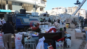 Depremzedeler yarım kalan hayalleriyle ilçeyi terk ediyor