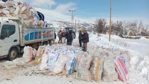 Köylülerden deprem bölgesine odun yardımı