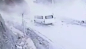 Servis aracının heyelan altında kaldığı görüntüler ortaya çıktı