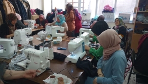 Terzilik kursiyerleri deprem bölgesi için pijama dikiyor