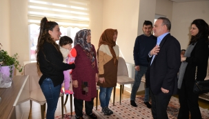 Vali Öner ve eşi Zehra hanım depremzede aileleri ziyaret etti