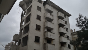 DEPREM KORKUSU POLİS LOJMANLARINI YIKTIRDI!