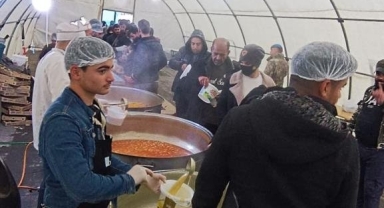 Ardahanlı dernek depremzedelere iftar veriyor