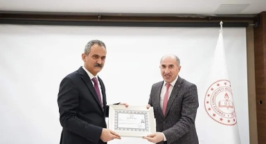 BAKAN ÖZER'DEN İL MİLLİ EĞİTİM MÜDÜRÜ ERHAN BULUT'A BAŞARI BELGESİ