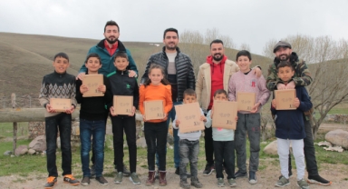 Işıklı 23 Nisan'da çocuklara Kitap Götürdü