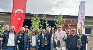 DÜNYA ÇİFTÇİ GÜNÜNDE ARI ÜRETİCİLERİNE FİDAN DAĞITILDI