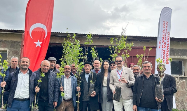 DÜNYA ÇİFTÇİ GÜNÜNDE ARI ÜRETİCİLERİNE FİDAN DAĞITILDI