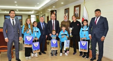 Başarılı sporculara Vali Öner'den ödül