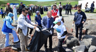 Çıldır Gölü'nde kıyı temizliği yapıldı