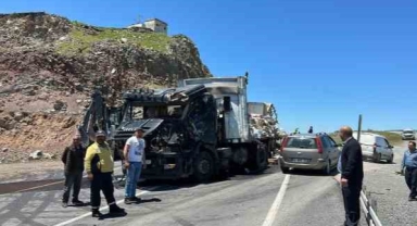 İki tır çarpıştı: 2 yaralı
