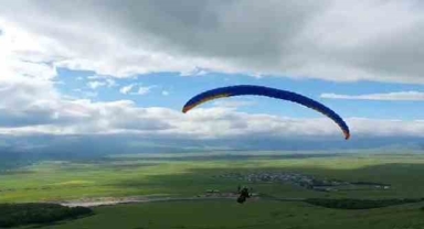 Ardahan’da yamaç paraşütü heyecanı