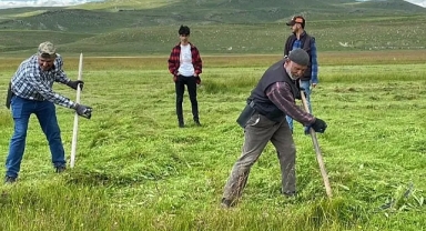 Çiftçiler tırpanlarını çekti