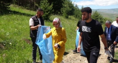 Ormanda temizlik yaparak atıkları topladılar