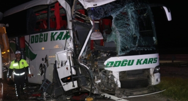 Otobüsü ile tır çarpıştı: 1'i ağır 18 yaralı