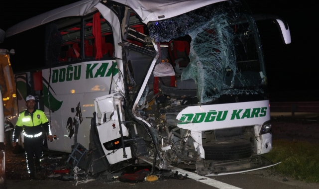 Otobüsü ile tır çarpıştı: 1'i ağır 18 yaralı