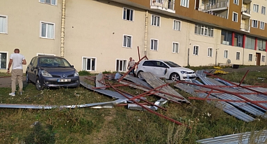 Ardahan'da fırtına çatıları uçurdu, araçlar hasar gördü.