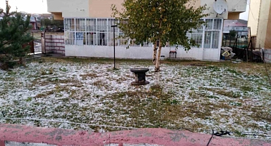 Dolu yağışı ilçeyi beyaza bürüdü