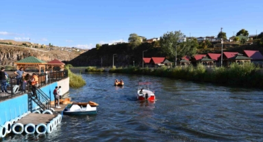Kura Nehri’nde deniz bisikleti ve tekne keyfi