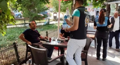 Polis vatandaşlara broşür dağıttı