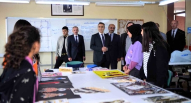 Vali Çiçek, üretim yapan meslek lisesini ziyaret etti