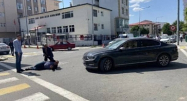 Yolun karşısına geçmeye çalışırken otomobil çarptı!