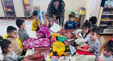 Deprem bölgesindeki arkadaşlarına hediyeler gönderdiler