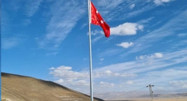 Dev Türk Bayrağı Çıldır semalarında dalgalanacak
