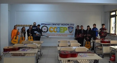 Ardahan Emniyeti öğrencileri sevindirdi