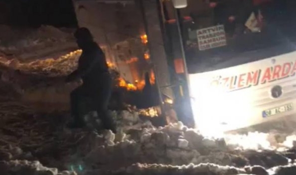 Ardahan-Samsun seferini yapan yolcu otobüsü kayarak yoldan çıktı