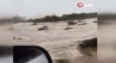 Hopa-Kemalpaşa arasındaki Karadeniz Sahil Yolu göle döndü