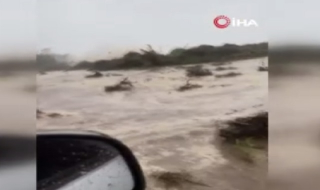 Hopa-Kemalpaşa arasındaki Karadeniz Sahil Yolu göle döndü