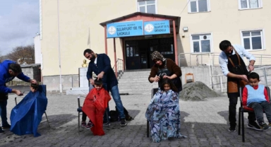 Köy köy dolaşıp öğrencilerin saç bakımını yapıyor