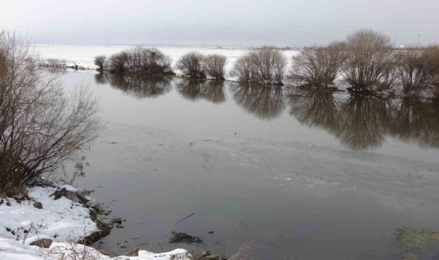 Kura Nehri’nin yüzeyi kısmen dondu