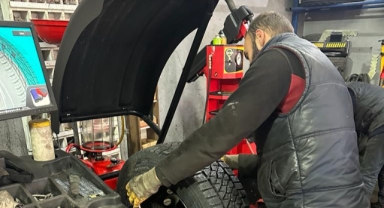 Oto lastikçilerde kış lastiği mesaisi başladı