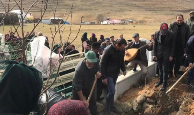 SAZ EŞLİĞİNDE DEFNEDİLDİ!