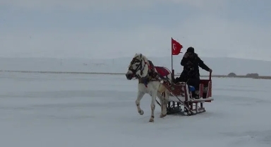 Çıldır Gölü'nde atlı kızak sezonu açıldı