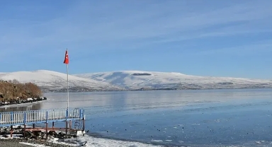 Çıldır Gölü'nün yüzeyi dondu