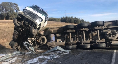 Devrilen kimyasal toz yüklü tır yolu kapattı